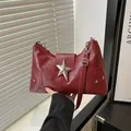 Elegante bolso de hombro burdeos con tachuelas de estrella plateadas y cuero vintage Y2K - Rojo