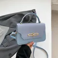 Bolso cuadrado azul claro con retazos en contraste y elegante cierre de metal - Empalme Azul Claro / Azul