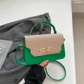 Borsa a tracolla in pelle verde e tessuto beige con fibbia dorata e manico superiore - Verde