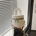 Sac seau en cuir blanc avec bandoulière chaîne dorée et double fermeture éclair minimaliste - Blanc
