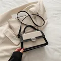 Bolso bandolera tejido beige con ribete de cuero negro y cierre de hebilla de metal plateado - Blanco