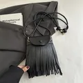 Elegante schwarze Umhängetasche mit Fransen und goldfarbenem Metall-Kordelzug - Schwarz