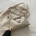 Bolso de hombro beige en piel sintética con hebilla de estrella plateada y remaches - Blanco Roto