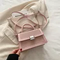 Bolso bandolera rosa con solapa de textura tejida y cierre de metal plateado elegante - Rosa