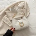 Bolso de hombro blanco efecto cocodrilo con hebilla dorada y detalle de cadena - Blanco