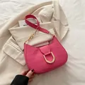 Bolso de hombro magenta efecto cocodrilo con hebilla en U dorada y asa de cadena - Fucsia