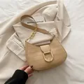 Elegante beige tas met krokodillenreliëf, gouden gesp en stijlvolle kettingriem - Khaki