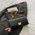 Bolso baguette negro efecto cocodrilo con cadena dorada sobre blazer gris - Negro