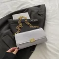 Bolso baguette blanco con textura de cocodrilo, cadena dorada y hebilla cuadrada - Blanco