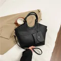 Schwarze Tote Bag mit Kleeblatt-Prägung, rundem Griff und kleiner Münztasche - Schwarz