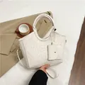 Weiße Tragetasche mit Kleeblatt-Prägung, abnehmbarem Gurt und kleinem Beutel-Accessoire - Weiß