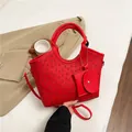 Rote Tote-Bag mit Kleeblatt-Muster und kleinem Münzfach auf einem weißen Hintergrund - Rot