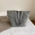 Große graue Canvas-Einkaufstasche mit weißer Stickerei und minimalistischem Design - Grau