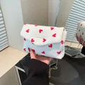 Borsa a mano bianca in velluto a coste con cuori rossi e tracolla a catena d'oro - Cuore Bianco