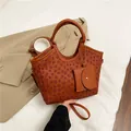 Tragetasche in Caramel-Braun mit Muster, Mini-Beutel und Schultergurt für Damen - Braun
