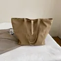 Große khakifarbene Canvas-Einkaufstasche mit strukturierter Stickerei für den täglichen Gebrauch - Khaki