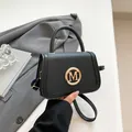 Schwarze gewebte Mini-Handtasche für Damen mit eleganter goldener M-Metallschnalle - Schwarz