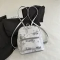 Mochila de PU plateada con elegante estampado de mariposas y correas metálicas - Plateado