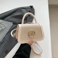 Beige gewebte Handtasche mit goldenem M-Logo, passendem Schultergurt und Top-Griff - Weiß