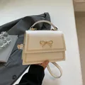 Bolso pequeño blanco de diseño cuadrado con cierre de lazo dorado y costuras decorativas - Blanco