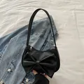 Elegante borsa a mano in pelle PU nera opaca con un grande fiocco decorativo e manico - Nero