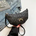 Elegante bolso de media luna trenzado negro con lazo dorado y bandolera fina - Negro