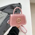 Rosa gewebte Umhängetasche mit goldenem M-Logo und abnehmbarem Leder-Schultergurt - Rosa