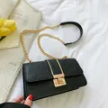 Bolso negro con grabado de cocodrilo, cadena dorada y cierre giratorio de metal cuadrado - Negro