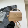 Bolso bandolera beige con lazo dorado y costuras decorativas de espiga - Caqui