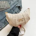 Bolso media luna trenzado blanco crema con detalle de lazo dorado y correa de cuero - Blanco