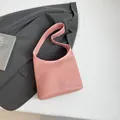 Borsa a spalla hobo rosa con motivo a coccodrillo dal design minimalista elegante - Rosa