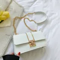 Bolso bandolera blanco de piel sintética con textura de cocodrilo y cadena dorada - Blanco