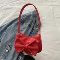 Borsa a tracolla rosso acceso alla moda con un grande fiocco 3D decorativo sul davanti - Rosso