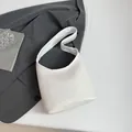 Elegante borsa hobo bianca con motivo a coccodrillo e tracolla vintage minimalista - Bianco