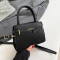 Bolso de mano cuadrado negro clásico con herrajes dorados y correa para el hombro - Negro