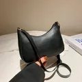 Schwarze Hobo-Schultertasche im Vintage-Stil mit Lychee-Struktur und Gold-Hardware - Schwarz