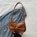 Piccola borsa a spalla marrone in pelle PU con grande fiocco decorativo e zip - Marrone