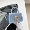 Borsa a tracolla azzurra con motivo a spina di pesce e fibbia dorata con M - Blu