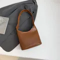 Borsa a secchiello retrò marrone a coccodrillo con tracolla larga e cuciture bianche - Marrone