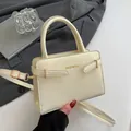 Bolso de mano cuadrado pequeño color crema elegante con herrajes dorados y asa superior - Blanco