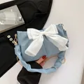 Sac sous le bras bleu clair avec un nœud blanc et une chaîne dorée élégante - Bleu