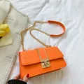 Bolso de hombro naranja vibrante con diseño de cocodrilo, cadena dorada y cierre - Naranja