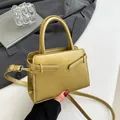 Bolso de mano de PU metálico dorado claro con asas dobles y correa de hombro ajustable - Dorado