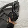 Schwarze Mini-Zylindertasche mit M-Buchstabenmuster und goldener Kette - Schwarz