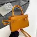 Bolso estructurado amarillo jengibre de piel sintética con detalles dorados - Marrón