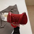 Sac baguette rouge verni avec détails de laçage croisé et bandoulière élégante - Bordeaux