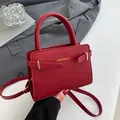 Retro rode leren crossbody handtas met gouden gesp en gemerkte afwerking - Rood