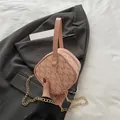 Rosa Mini-Quadrat-Handtasche mit M-Monogramm-Muster und goldener Kette in der Hand - Rosa
