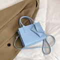 Hellblaue matte Lederhandtasche in Quadratform mit Tragegriffen und Anhänger - Blau