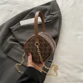 Braune runde Umhängetasche mit M-Monogramm-Druck und goldener Kettenriemen - Braun
